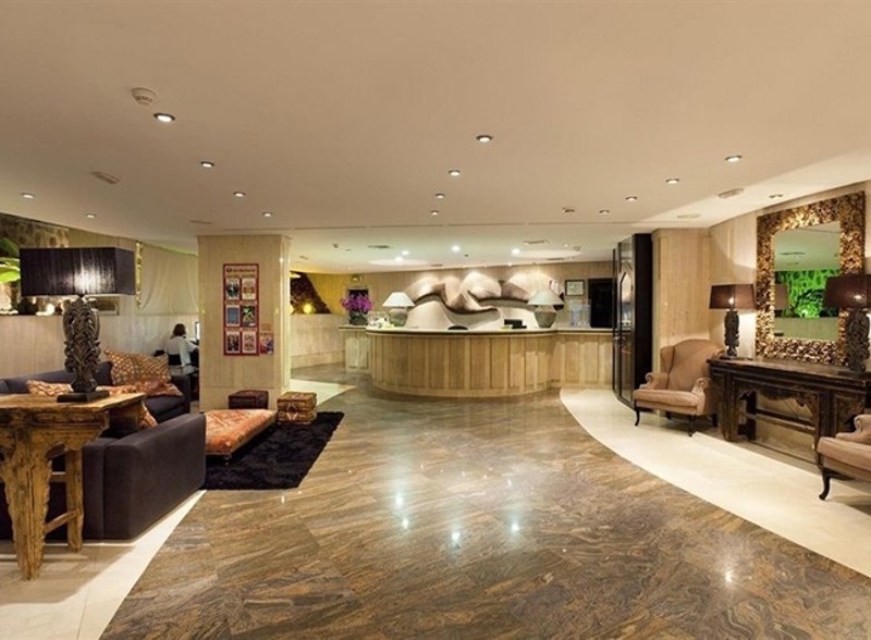 Sol Barbacan, Lobby reception