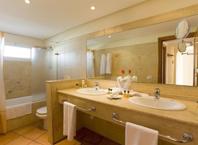 Sol Barbacan, Bathroom