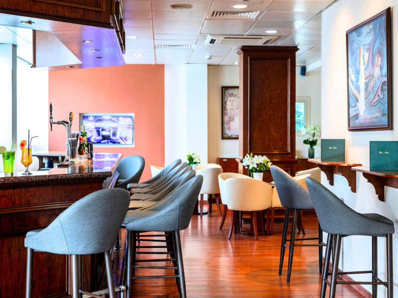 Bar at Kapetanios Limassol Hotel